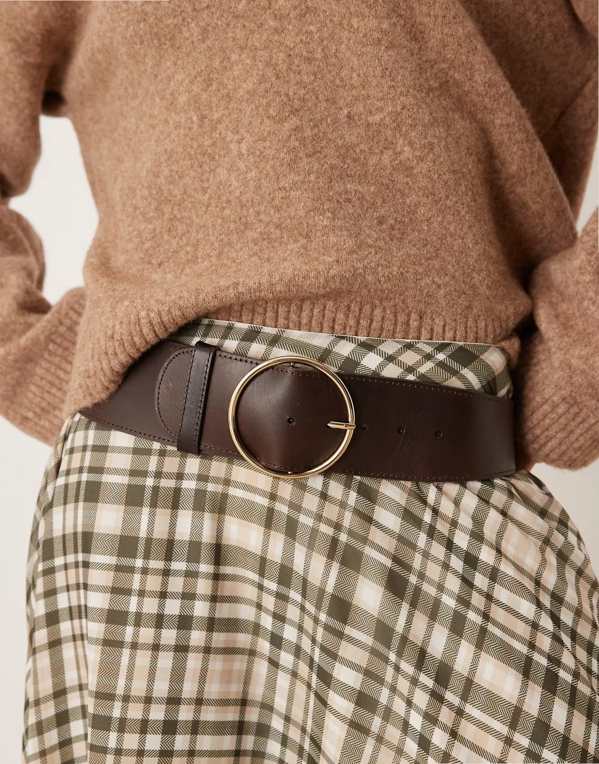 – Ledergürtel in Braun mit goldener Ringschnalle