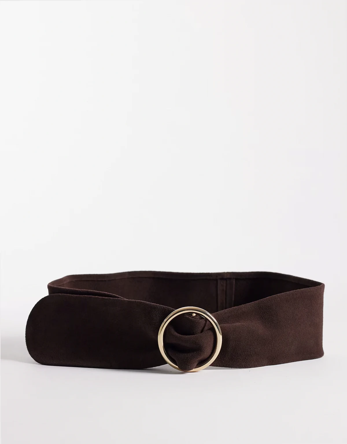 – Breiter Gürtel aus Wildleder in Braun mit goldfarbenem Ringdetail