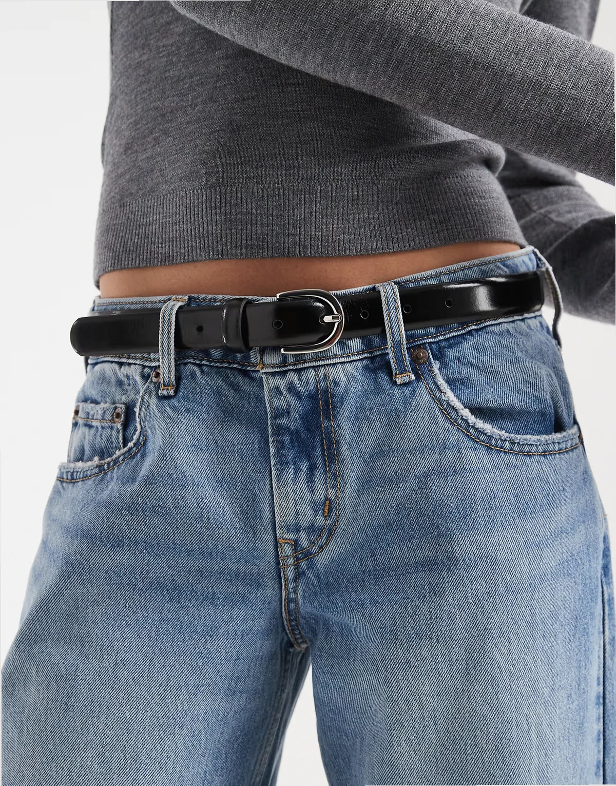 – Ledergürtel in Schwarz mit silberfarbener Schnalle