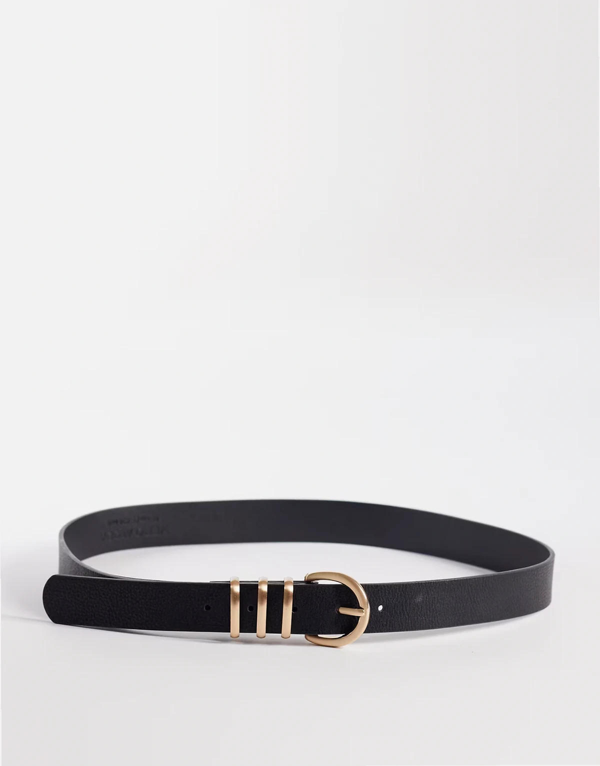 – Kunstledergürtel in Schwarz mit mehreren Schlaufen und goldfarbenem Details