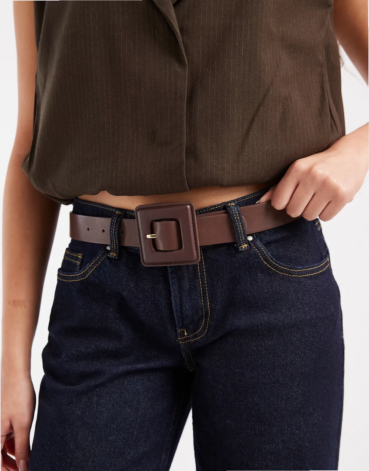 – Gürtel in Braun mit großer Schnalle