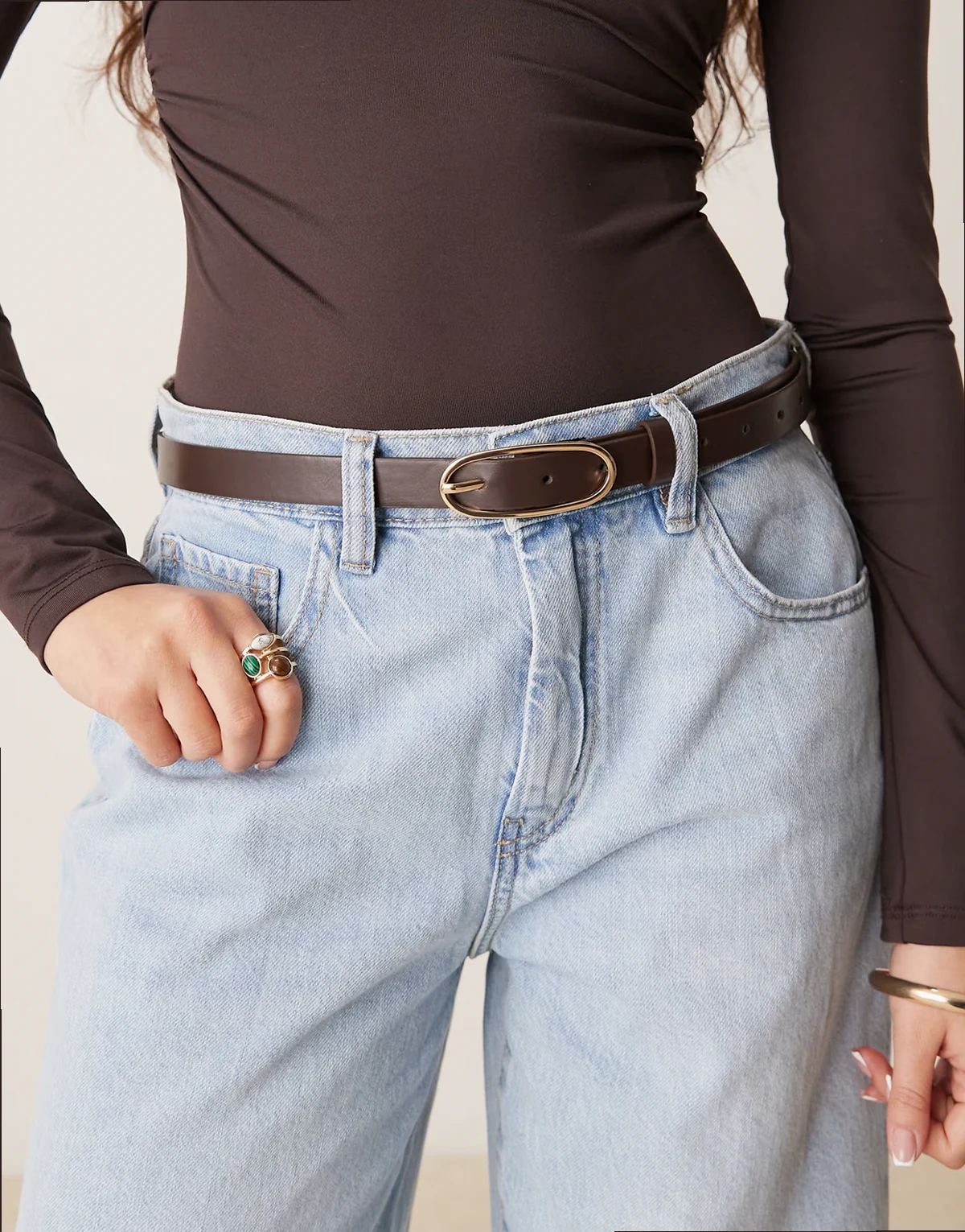 – Schmaler Gürtel in Braun mit runder Schnalle