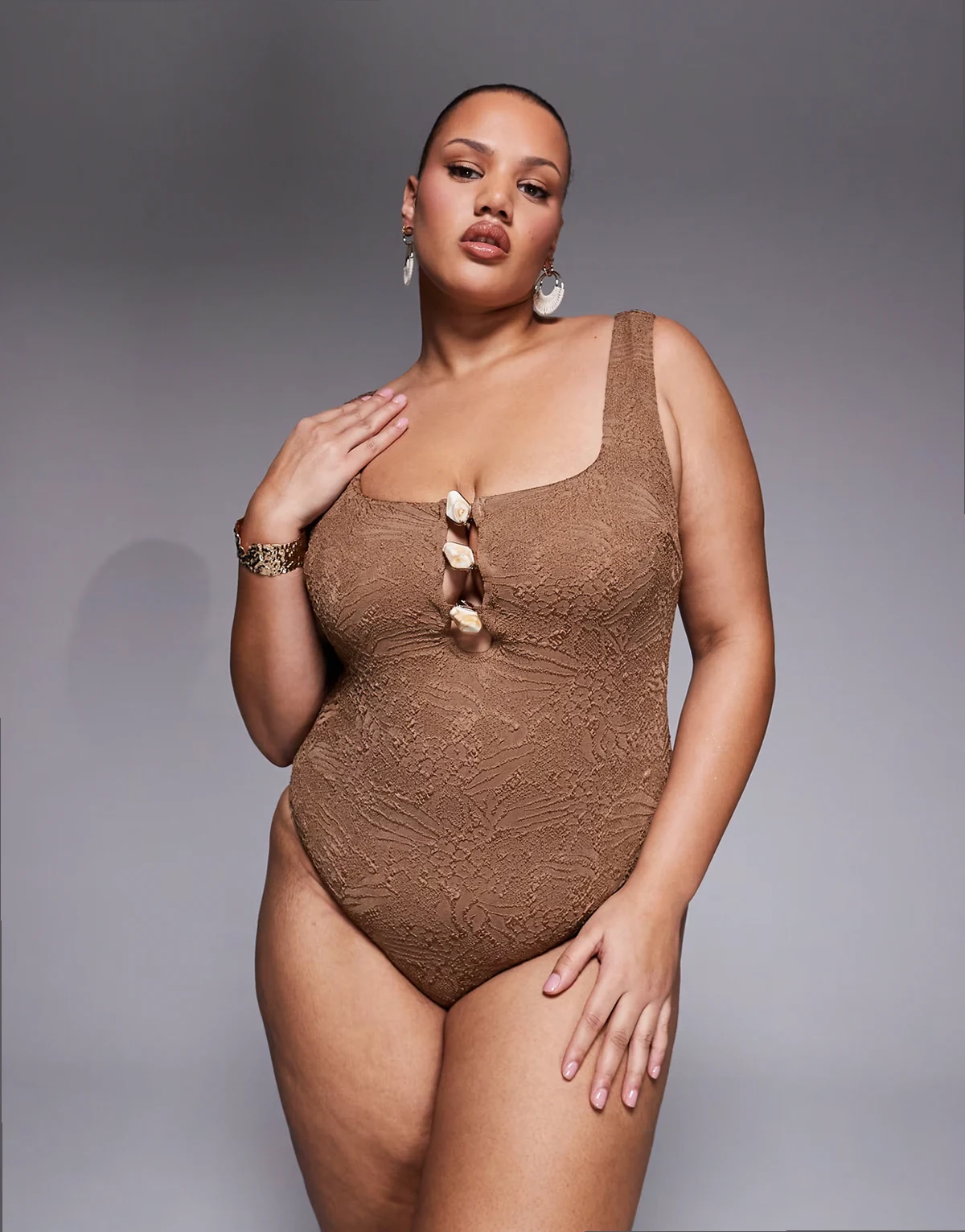 ASOS DESIGN Curve – Riley Revenge – Modelujący strój kąpielowy w kolorze mokki, z dekoltem karo i elementami z tworzywa