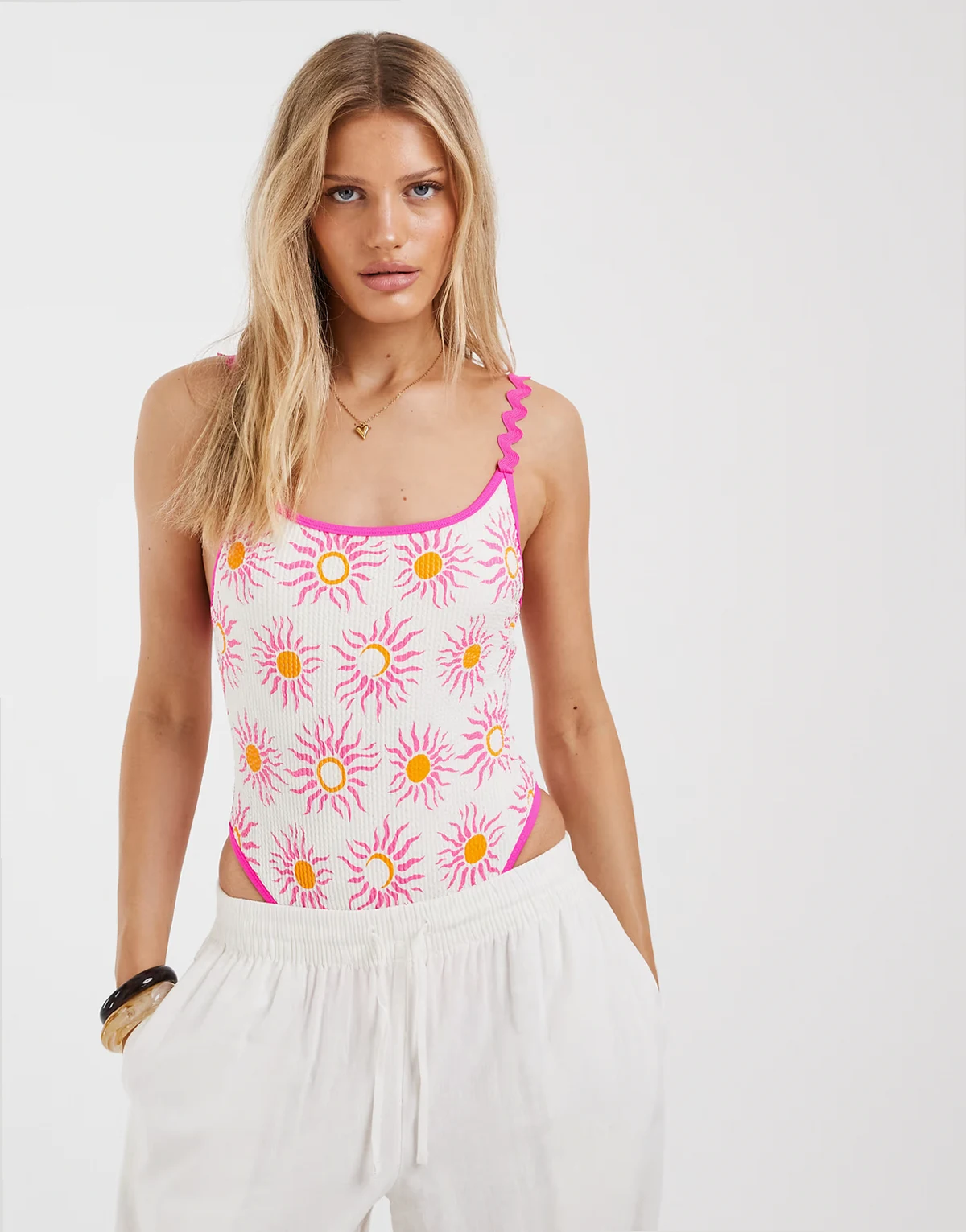 – Biały strój kąpielowy ze wzorem w słońca