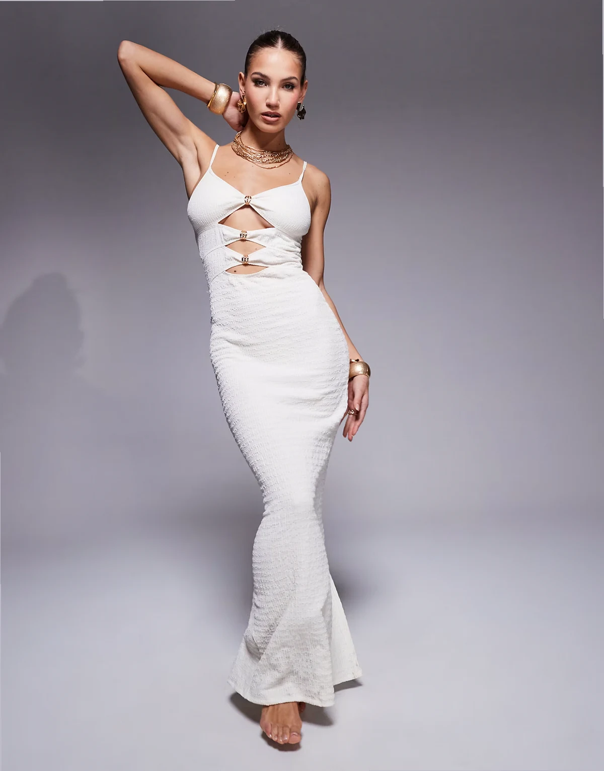 – Strukturiertes Maxi-Strandkleid in Creme mit Zierausschnitten und Metalldetails