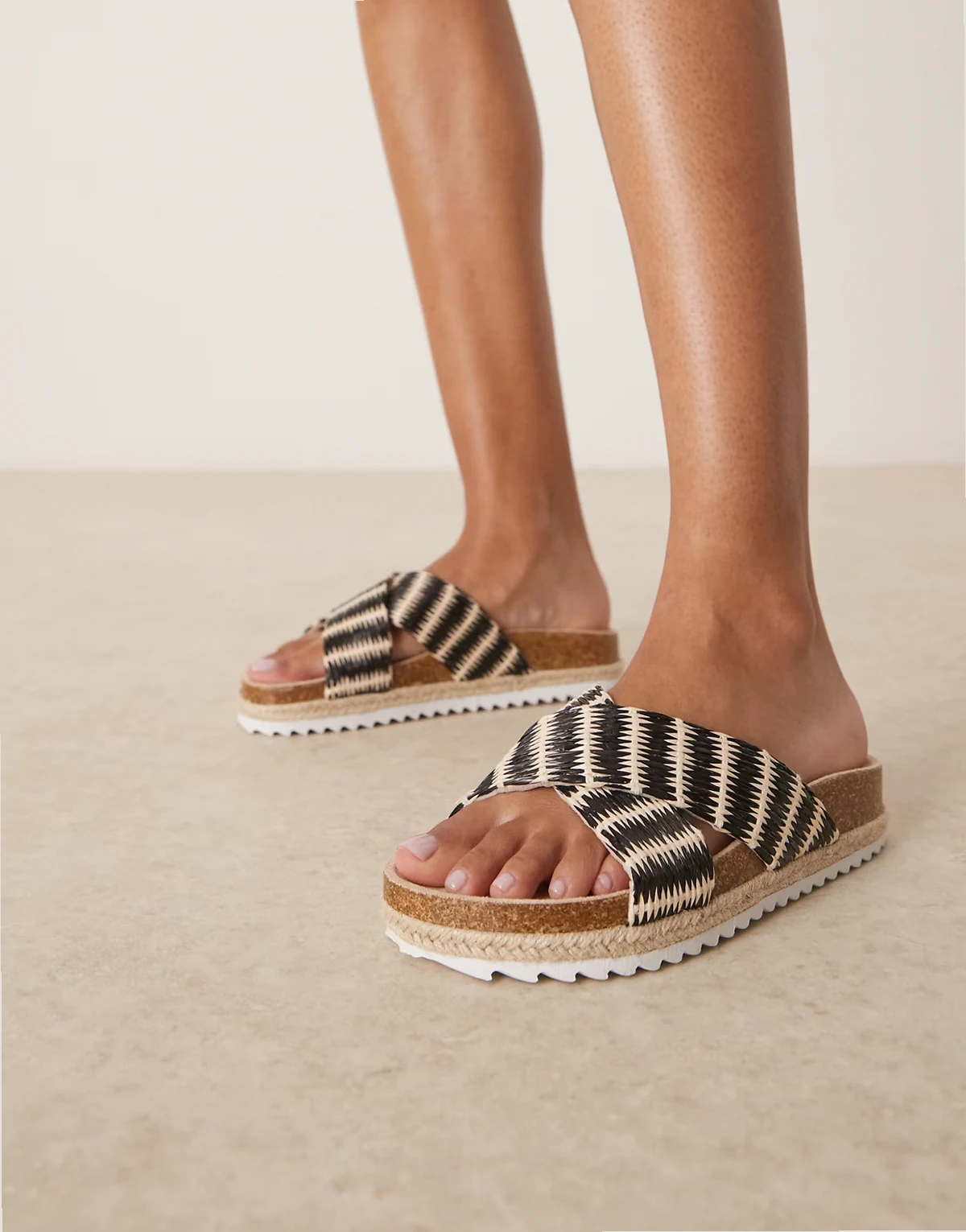 – Jessica – Sandały espadryle ze skrzyżowanymi paskami w paski w kolorze naturalnym