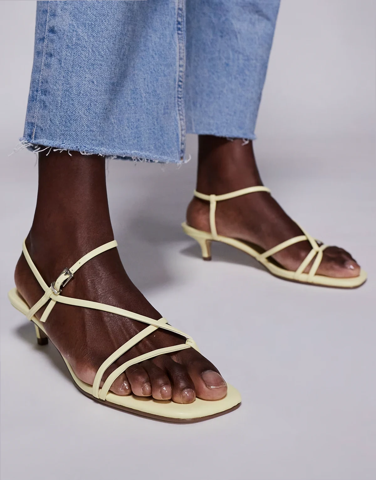 – Glint – Minimalistische Riemchen-Sandalen in Gelb