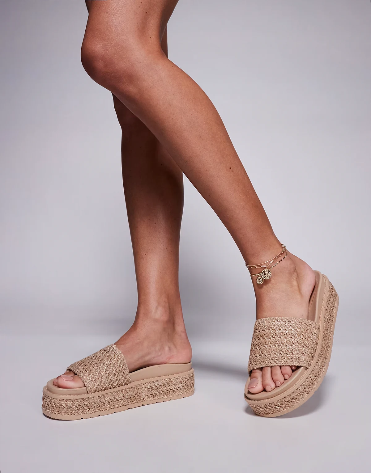– Sandalen aus naturfarbenem Raffiabast mit Plateausohle