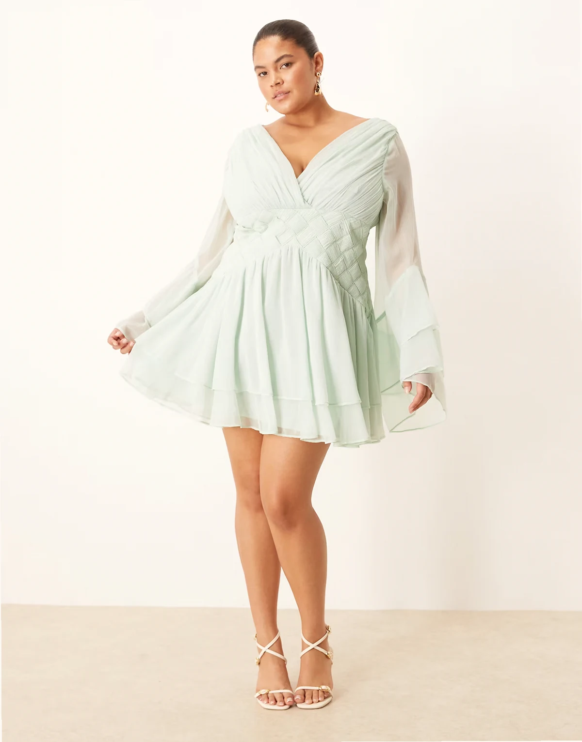 ASOS DESIGN Curve – Obszerna bladoniebieska sukienka mini z obszernymi długimi rękawami i plecioną talią