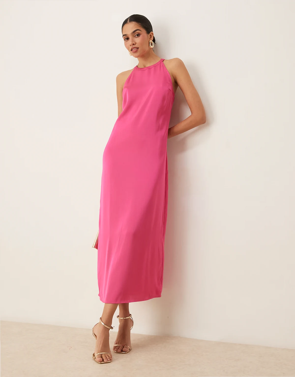 – Hochgeschlossenes Satin-Maxikleid in Himbeerrosa