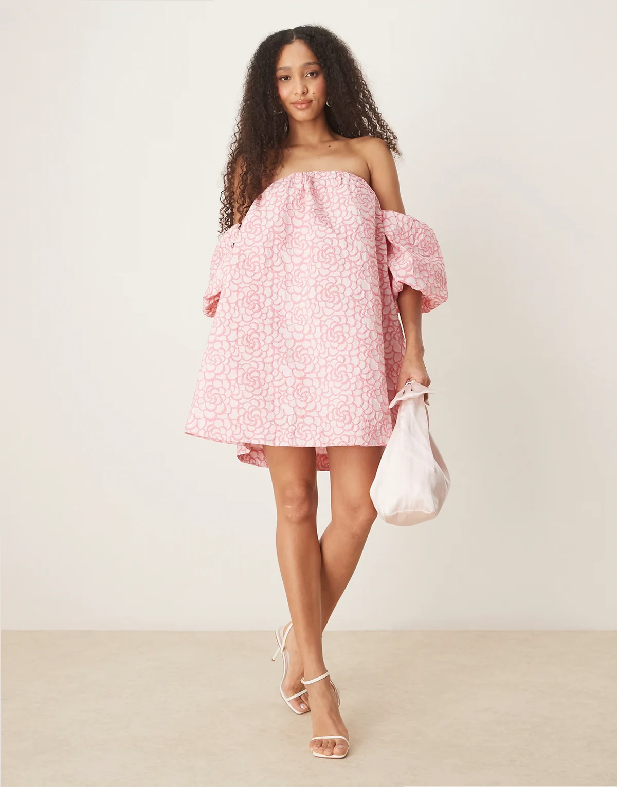 – Strukturiertes schulterfreies Minikleid in Rosa aus Jaquard mit Rosenmuster