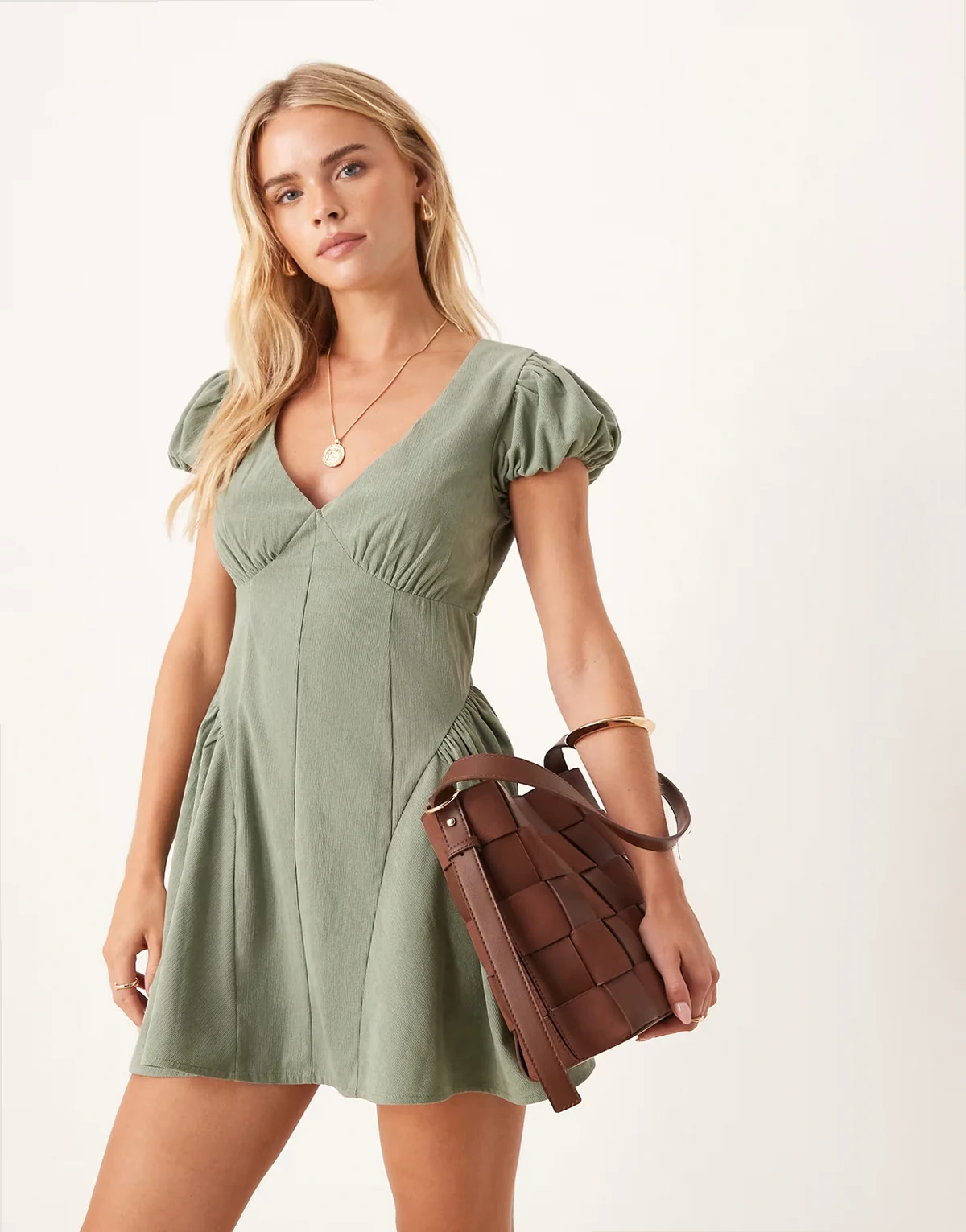 ASOS DESIGN Petite – Cord-Minikleid in verwaschenem Oliv mit Korsetttaille und Puffärmeln