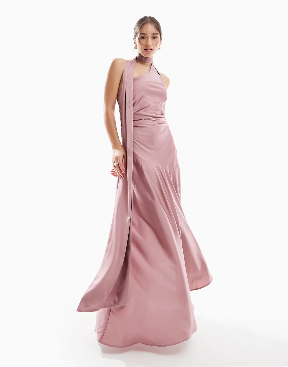 Bridesmaids – Fiołkoworóżowa, asymetryczna sukienka satynowa maxi z szarfą