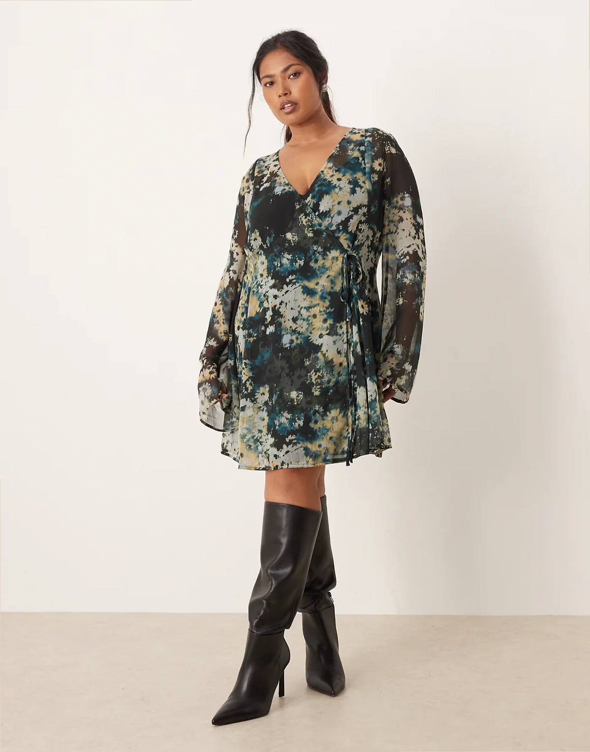 ASOS DESIGN Curve – Wiązana kopertowa sukienka mini w rozmyty niebieski kwiatowy wzór