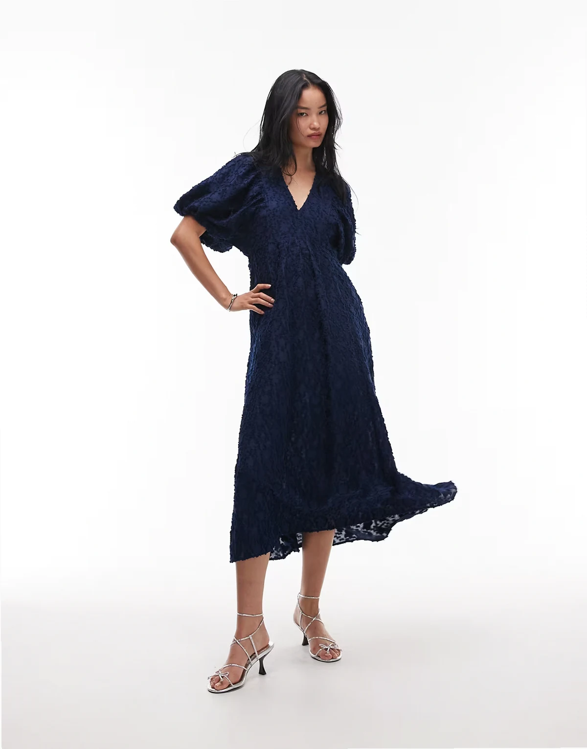 – Maxikleid mit voluminösen Ärmeln und transparentem 3D-Jacquardmuster