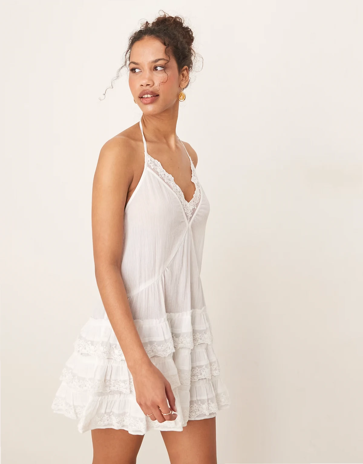 – Mini-Strandkleid aus dünnem, weitmaschig gewebtem Baumwollstoff in Creme mit tiefer Taille