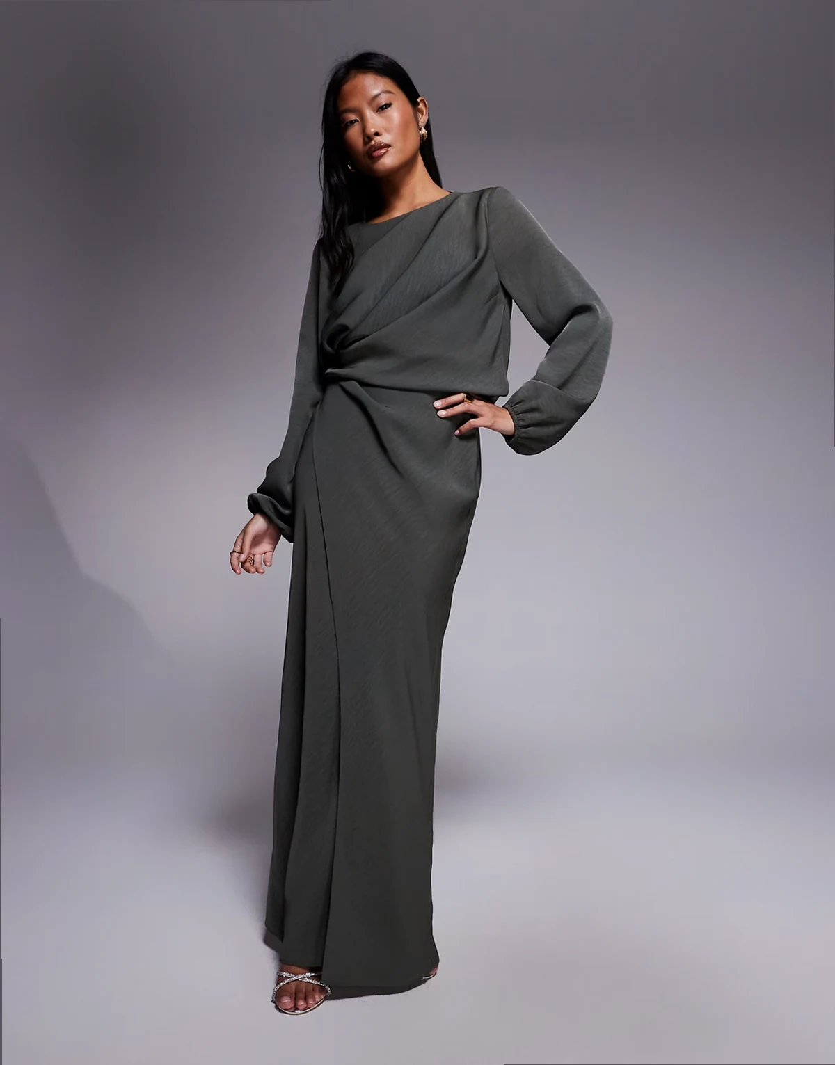 ASOS DESIGN Petite – Langärmliges Maxikleid in Khaki mit Rückenausschnitt und Twist-Detail in der Taille