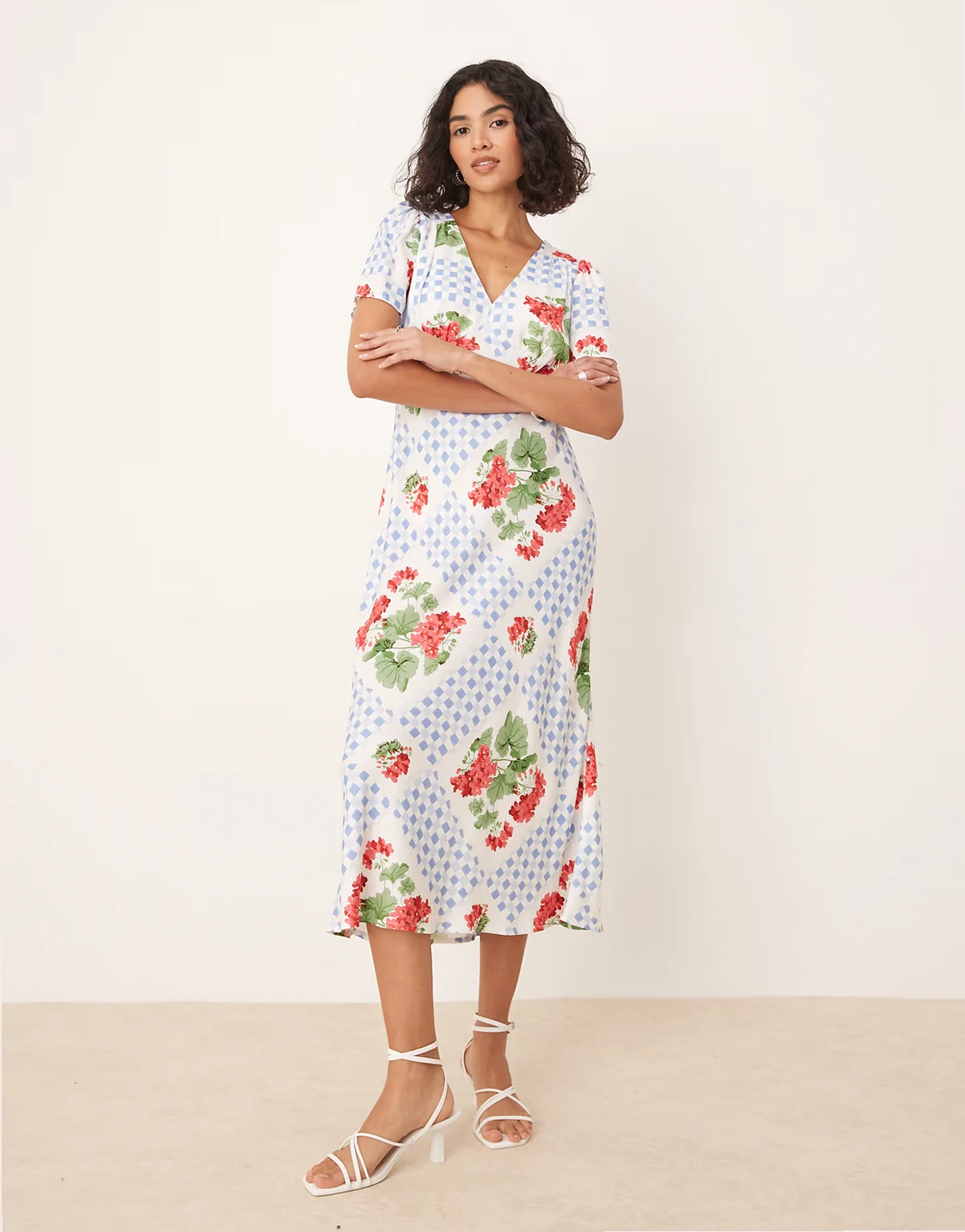 – Flora – Kremowa sukienka midi we wzór w pelargonie