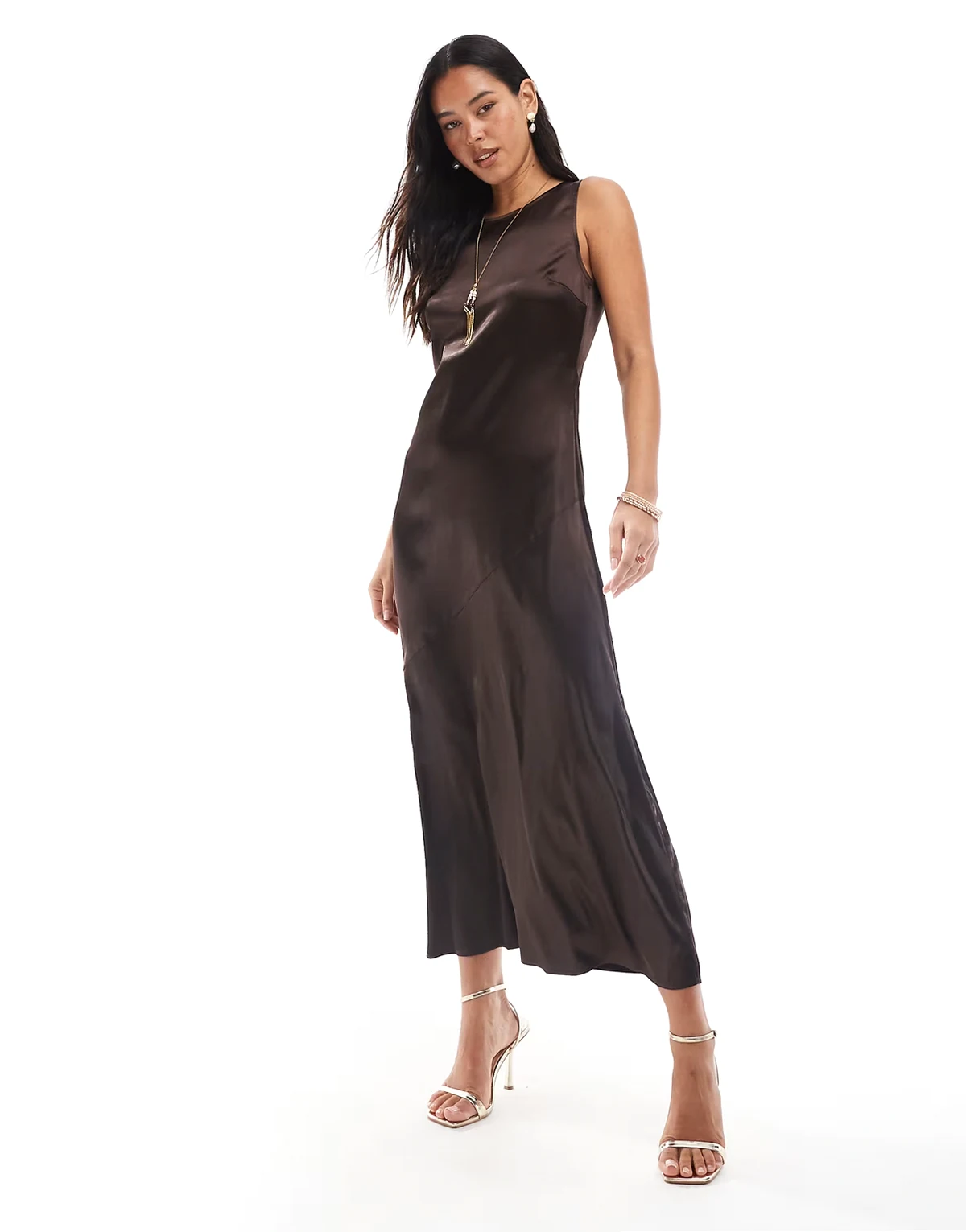 – Maxikleid aus strukturiertem Satin in Schokobraun mit hohem Ausschnitt
