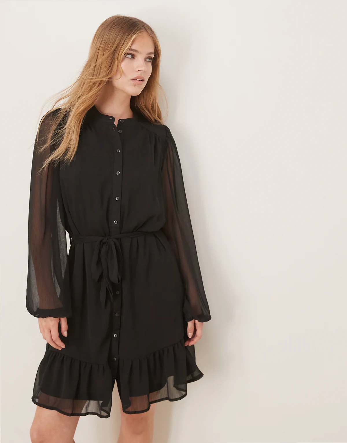 – Langärmliges Minikleid in Schwarz mit Knopfleiste vorn