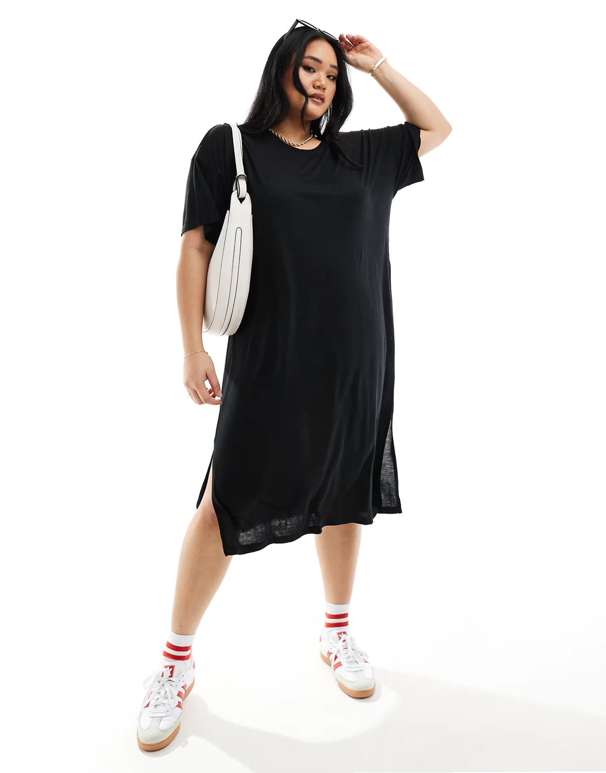 – Czarna sukienka t-shirtowa midi