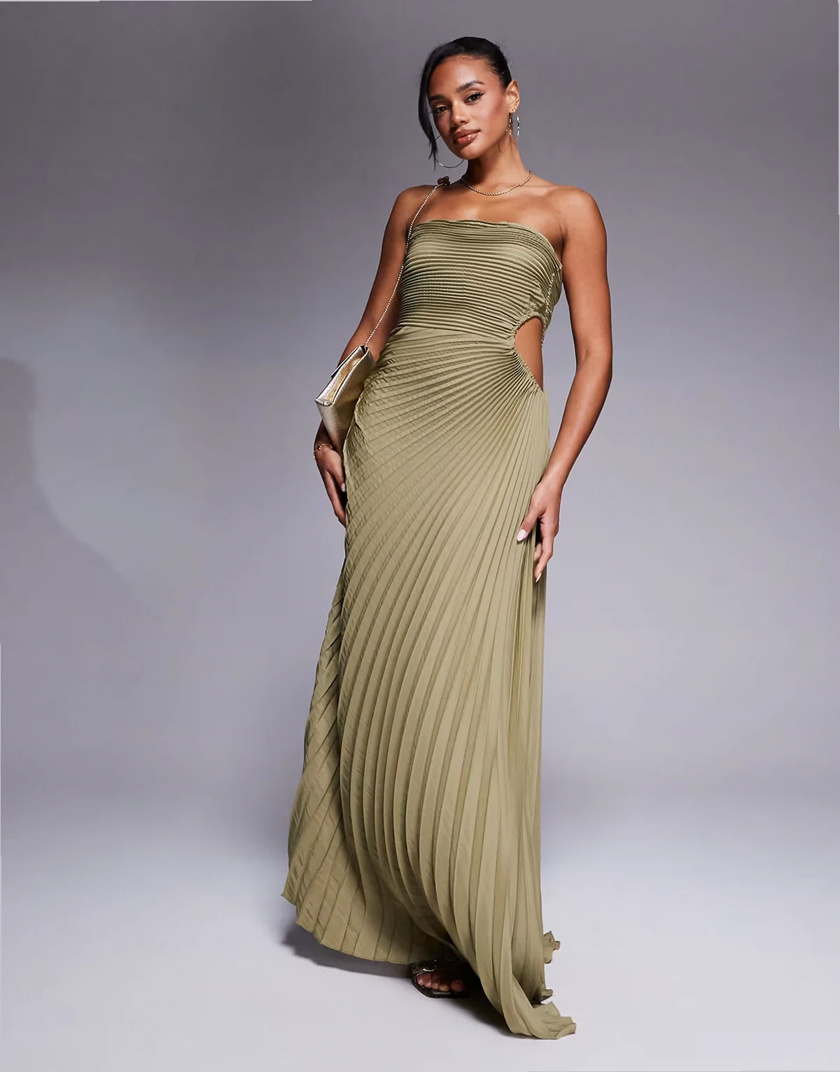 – Trägerloses, plissiertes Maxikleid in Olivgrün mit seitlichem Cut-out-Design
