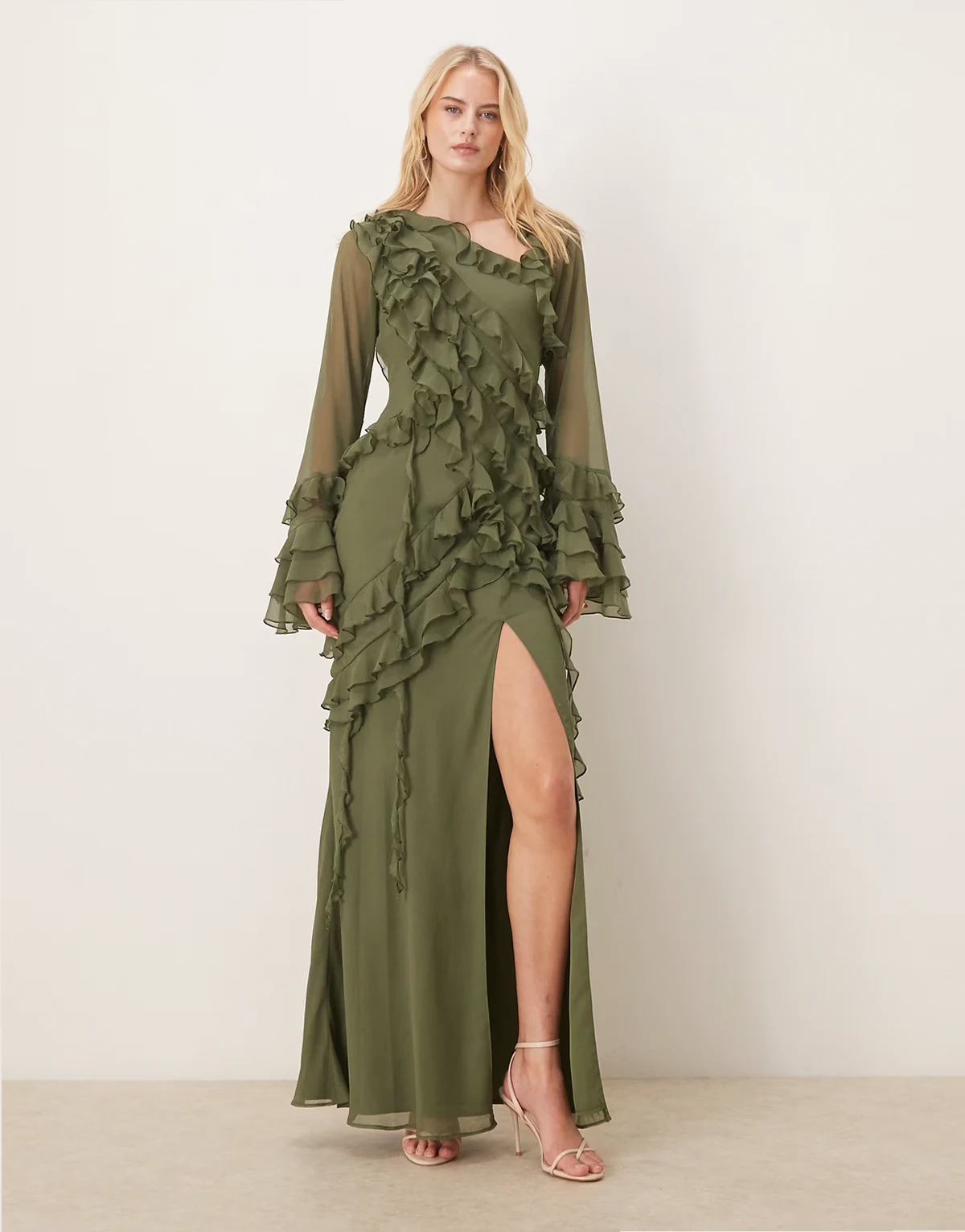 ASOS DESIGN Tall – Asymmetrisches, weiches Chiffon-Maxikleid in Khaki mit gestuften Rüschen und langen Ärmeln