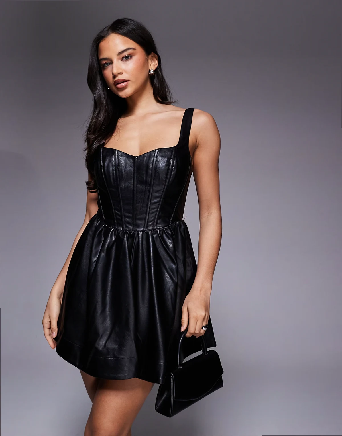 – Savoy – Czarna sukienka midaxi z imitacji skóry z głębokim dekoltem bandeau