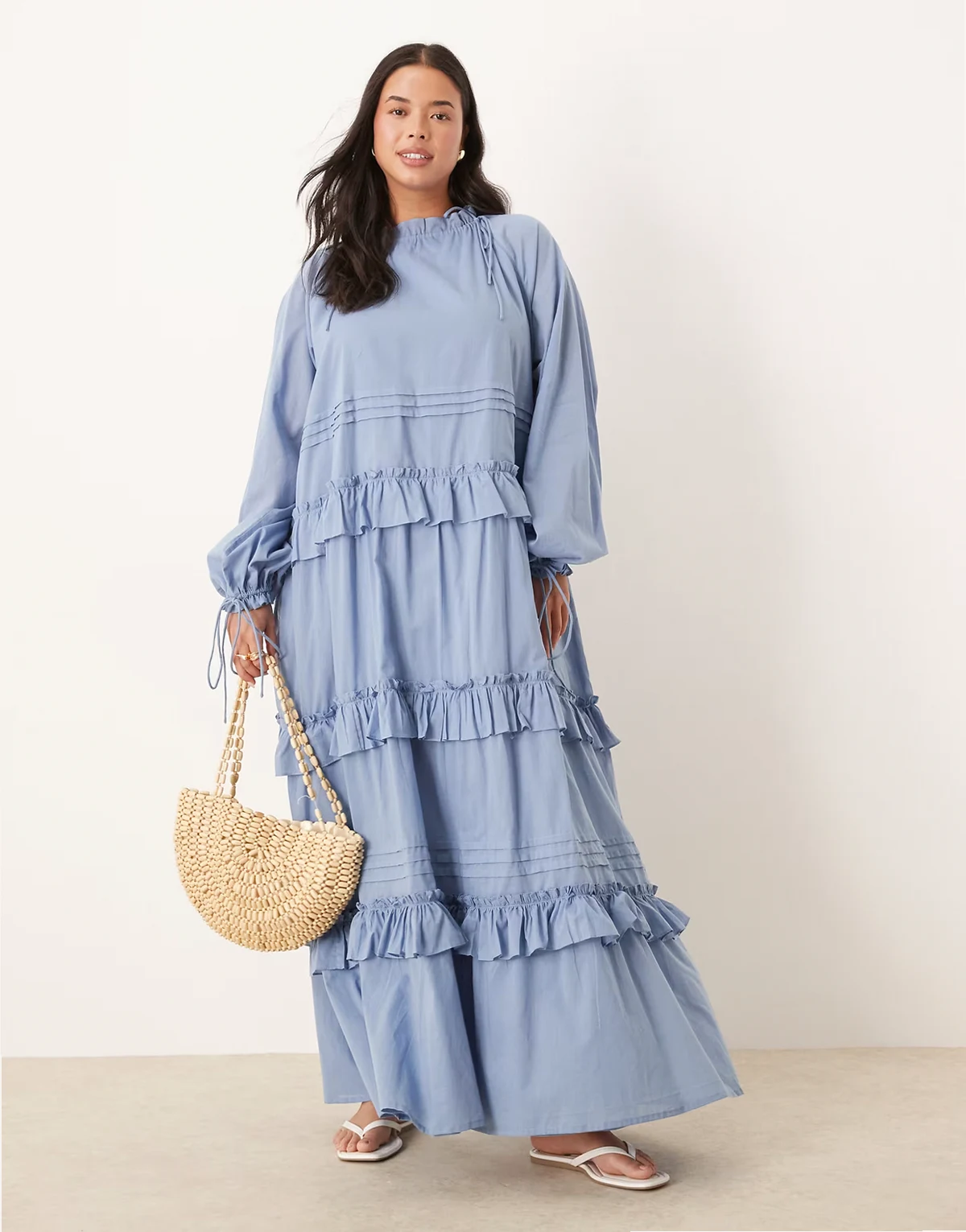 ASOS DESIGN Curve – Niebieskoszara kaskadowa sukienka maxi z falbanami i wiązaniami