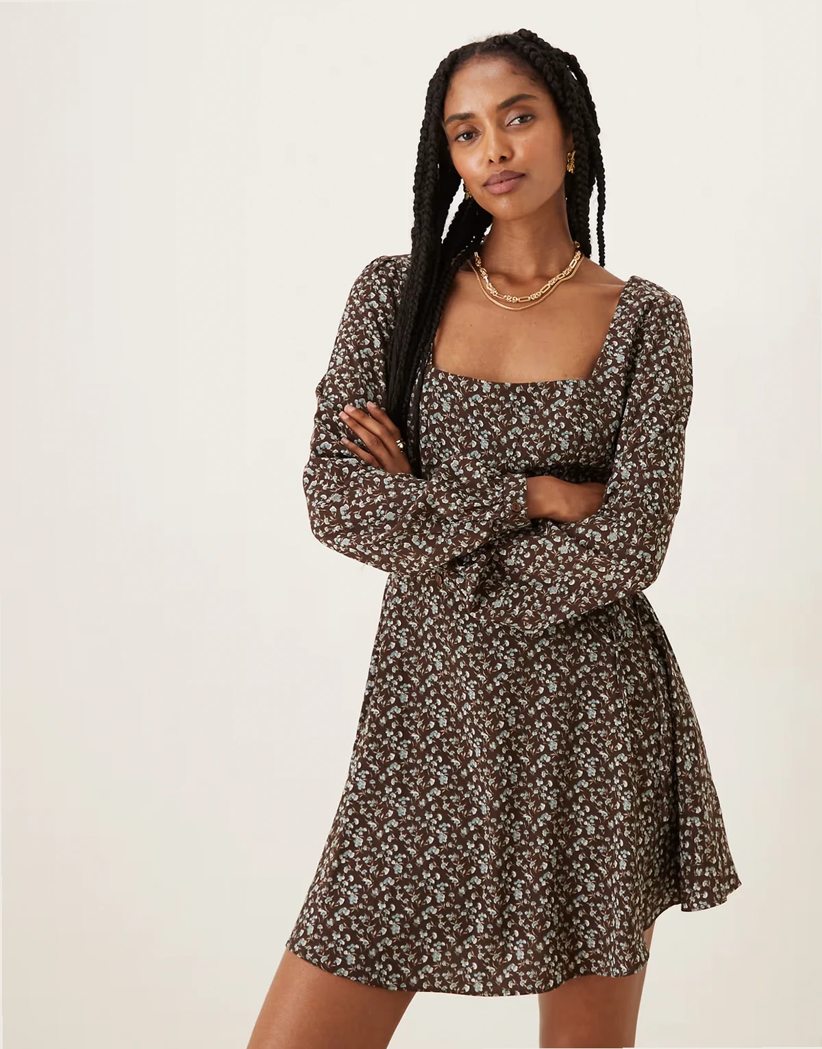 – Langärmliges Freizeitkleid mit Blumenmuster in Braun und Blau