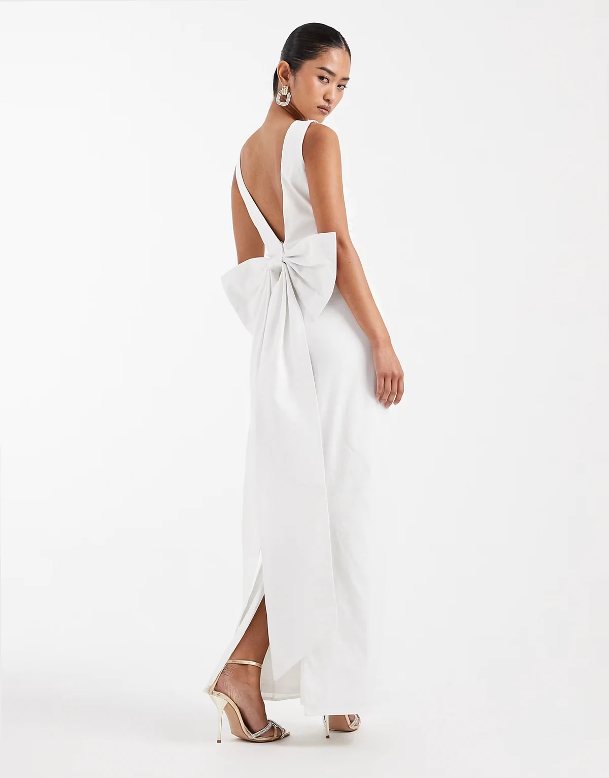 Bridal – Sukienka maxi z bengaliny w kolorze kości słoniowej z kokardką na plecach