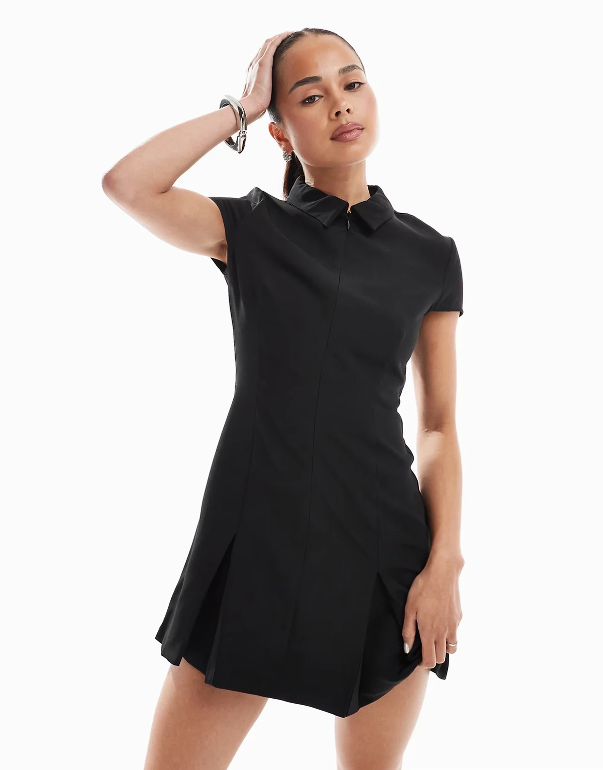 – Strukturiertes Tenniskleid in Schwarz
