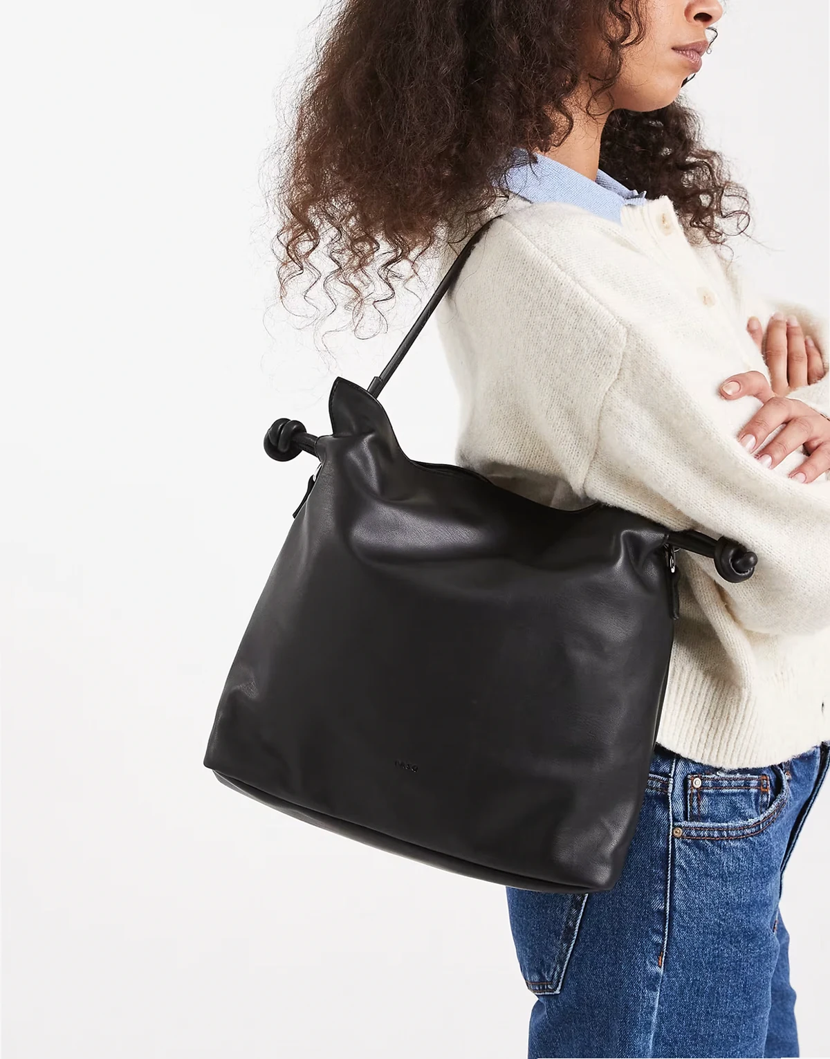 – Ściągana na sznurek miękka czarna torebka na ramię