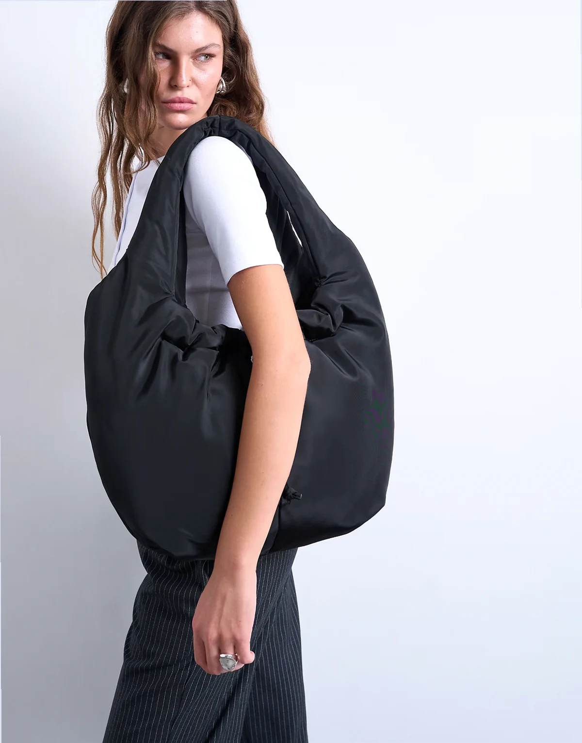 – Sia – Czarna torba na ramię z marszczonego nylonu