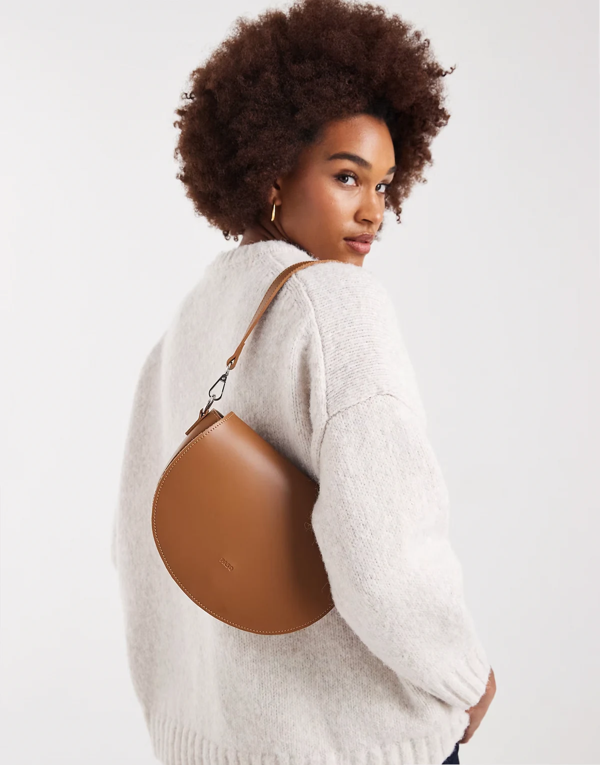 – Abgerundete Schulter- und Umhängetasche in Hellbraun