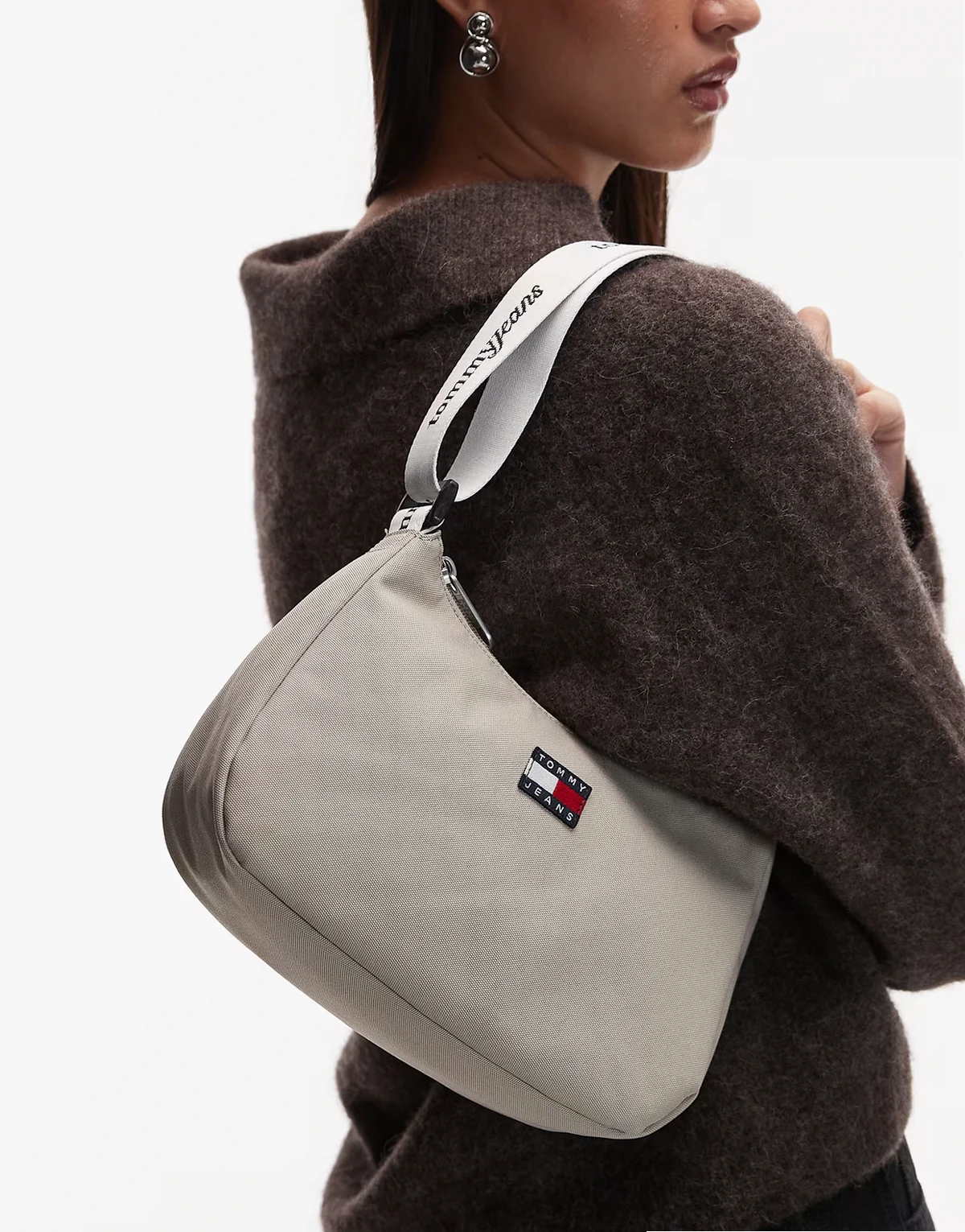 – Essentials – Szarobeżowa codzienna torebka na ramię z logo