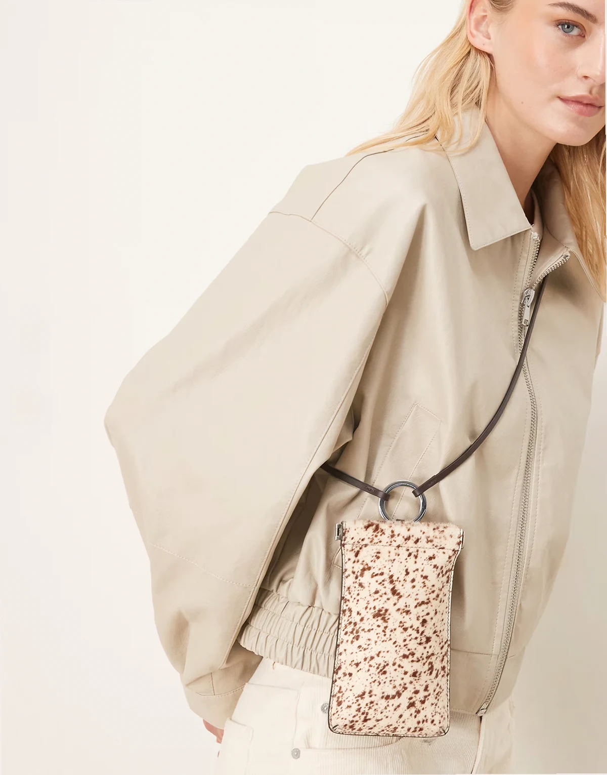 – Skórzana torebka na ramię w krowie łatki