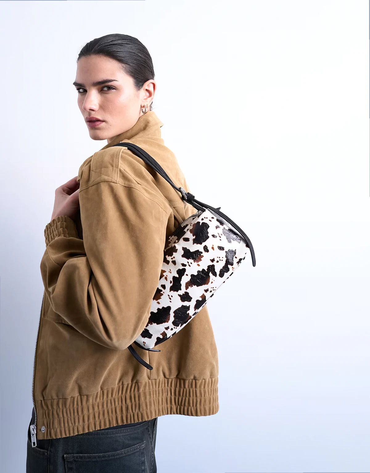 – Siris – Średnia torebka na ramię z klamrą we wzór w krowie łaty