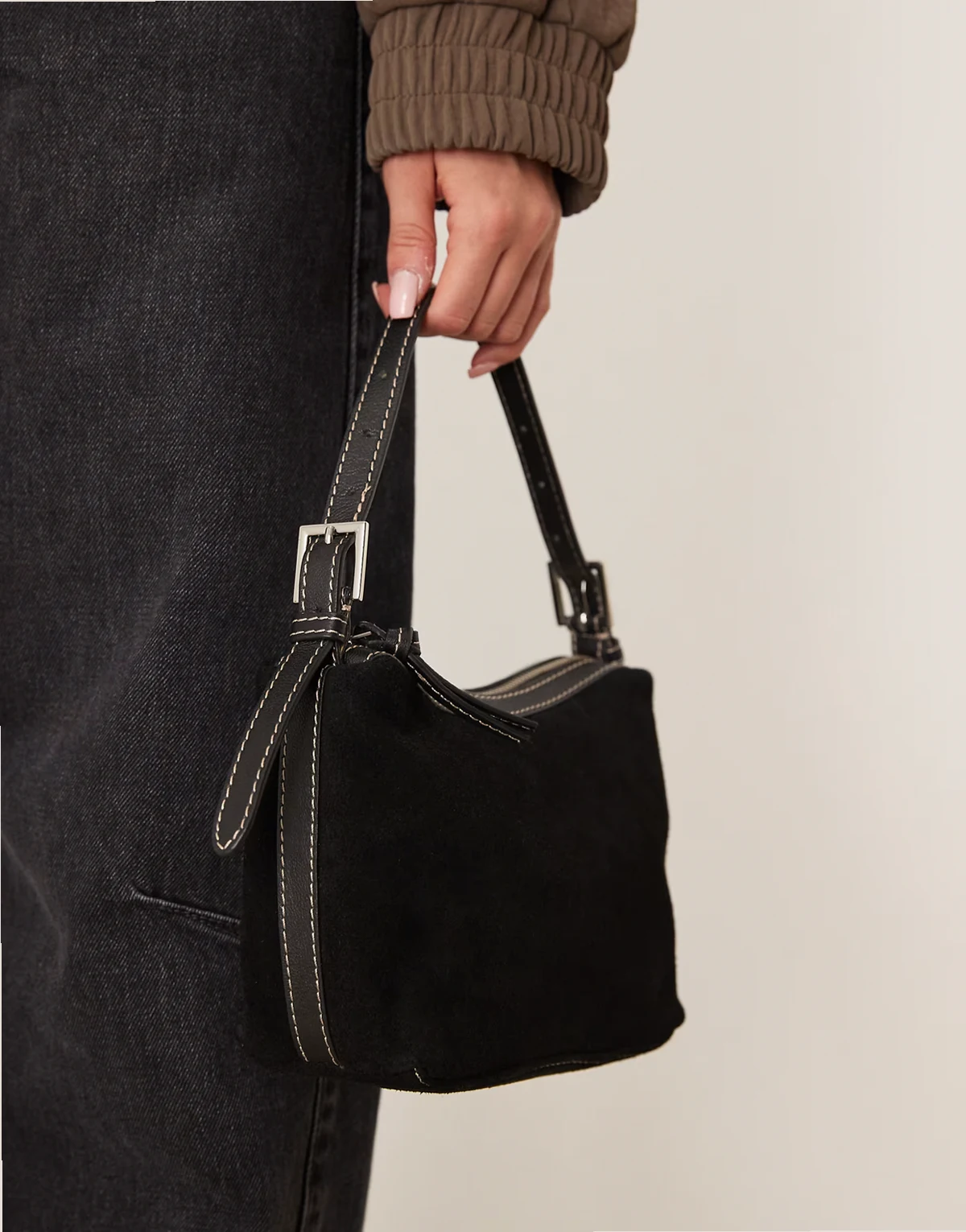 Gwen suede shoulder bag in black