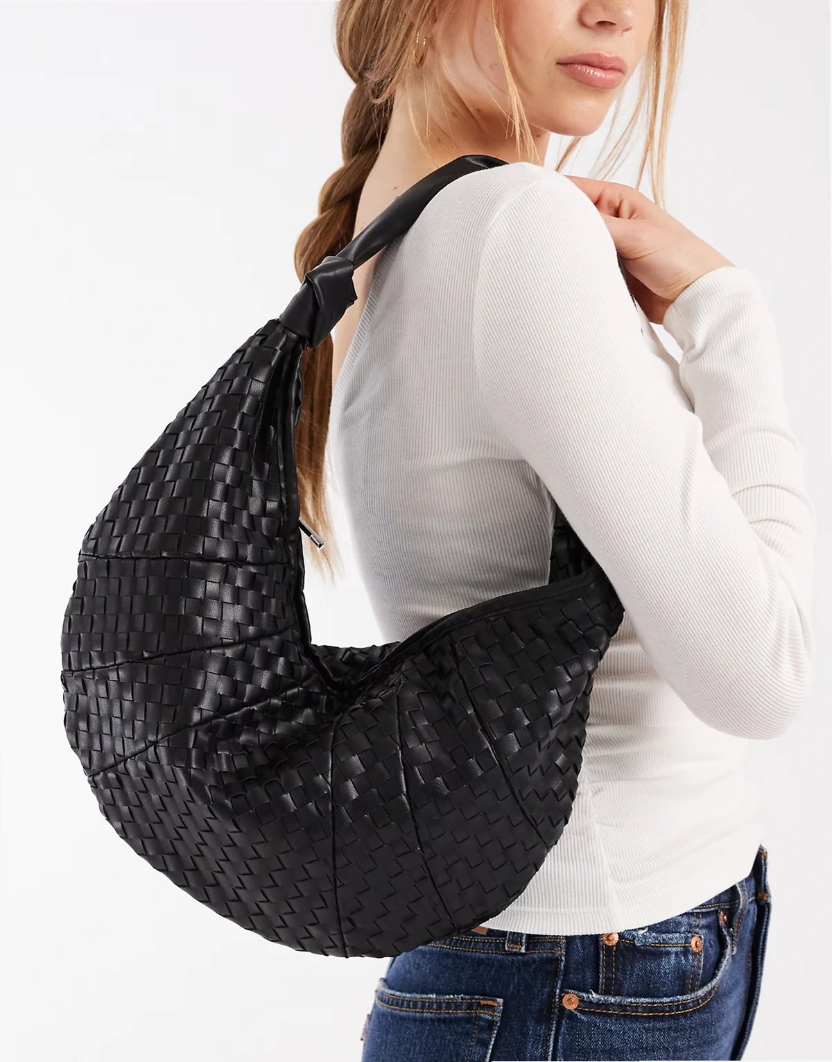 – Czarna zaokrąglona pleciona torebka na ramię