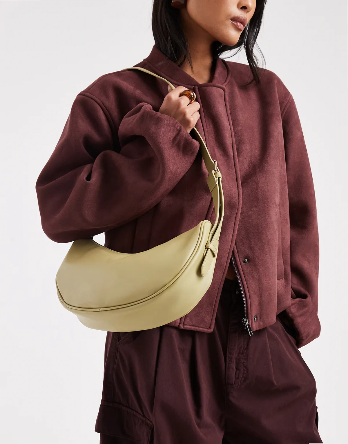 – Zaokrąglona oliwkowozielona torebka na ramię