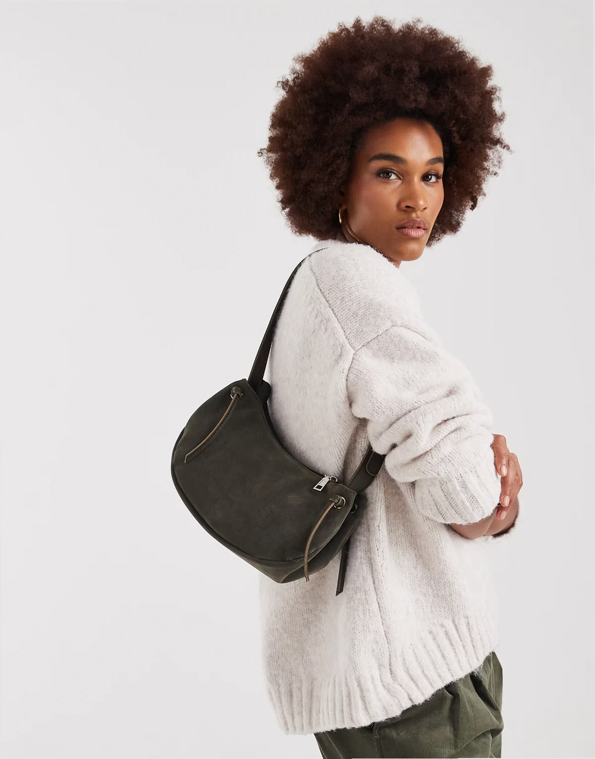 – Kleine, lässig geschnittene Schultertasche aus Wildlederimitat in Grün