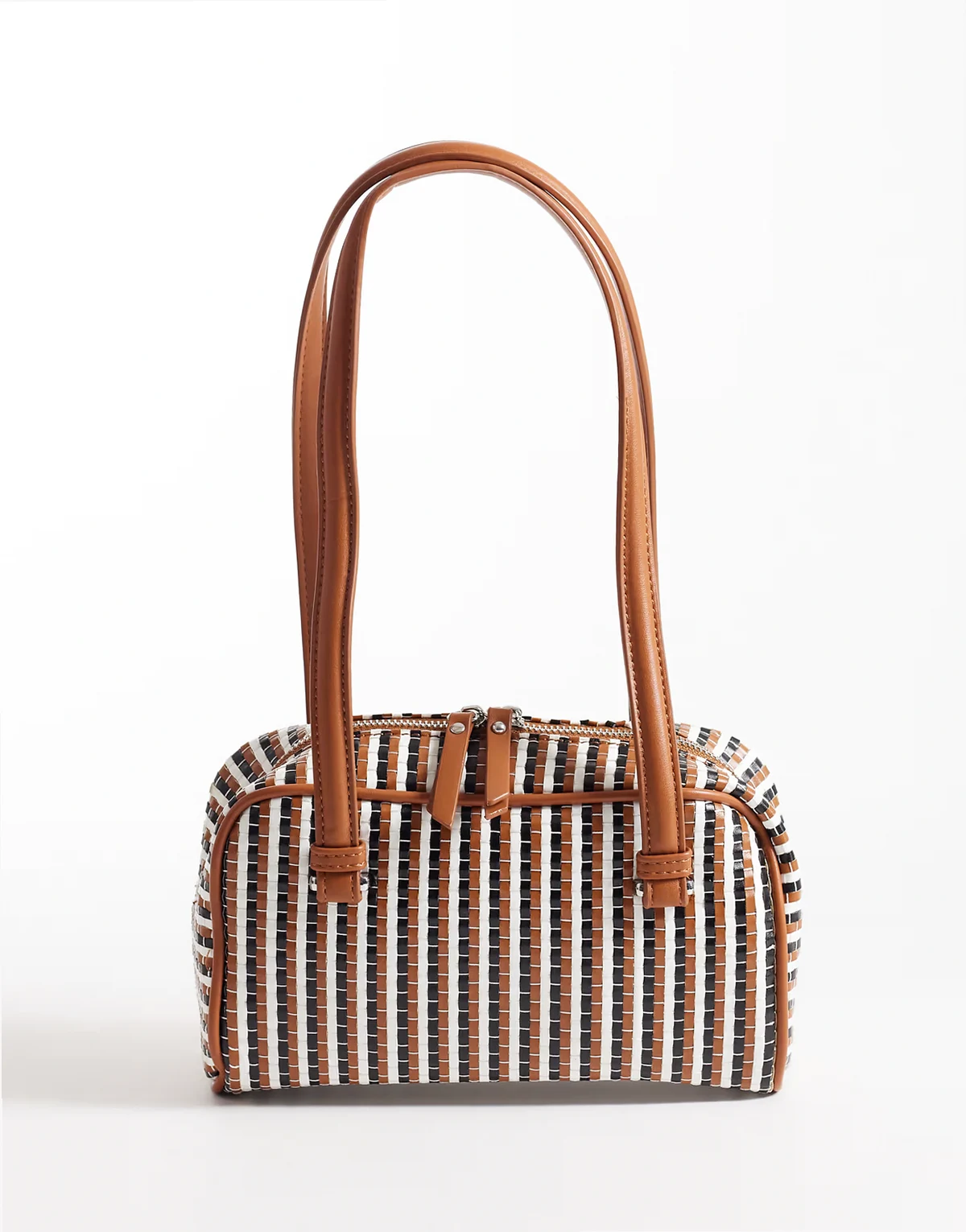 – Jasnobrązowo-czarna pleciona torebka na ramię o pudełkowym fasonie