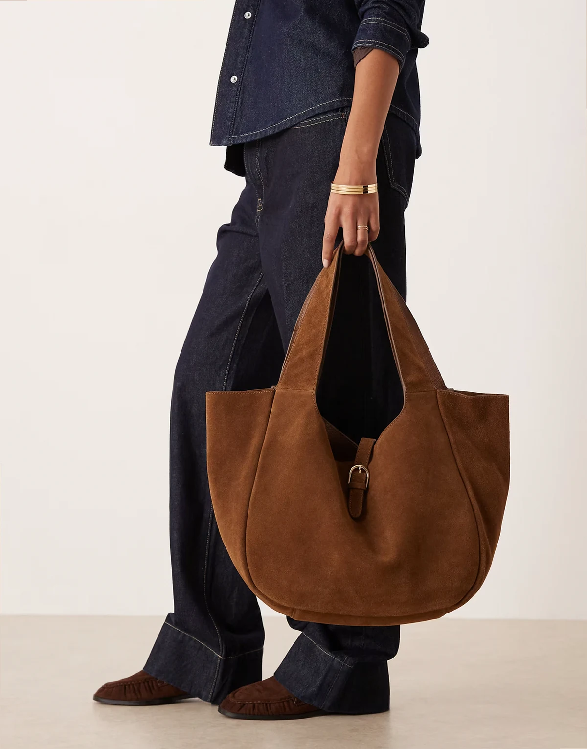 – Brązowa zamszowa torebka na ramię z klamrą