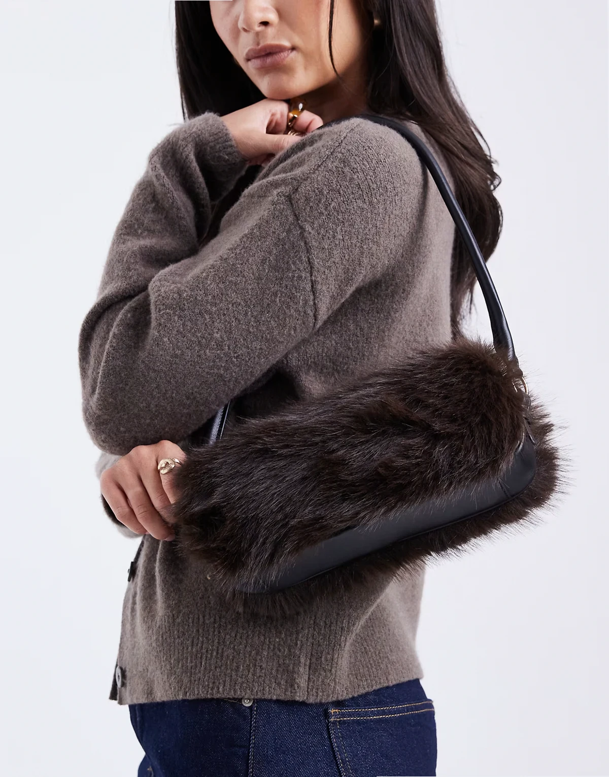 – Czekoladowa torebka na ramię ze sztucznego futra