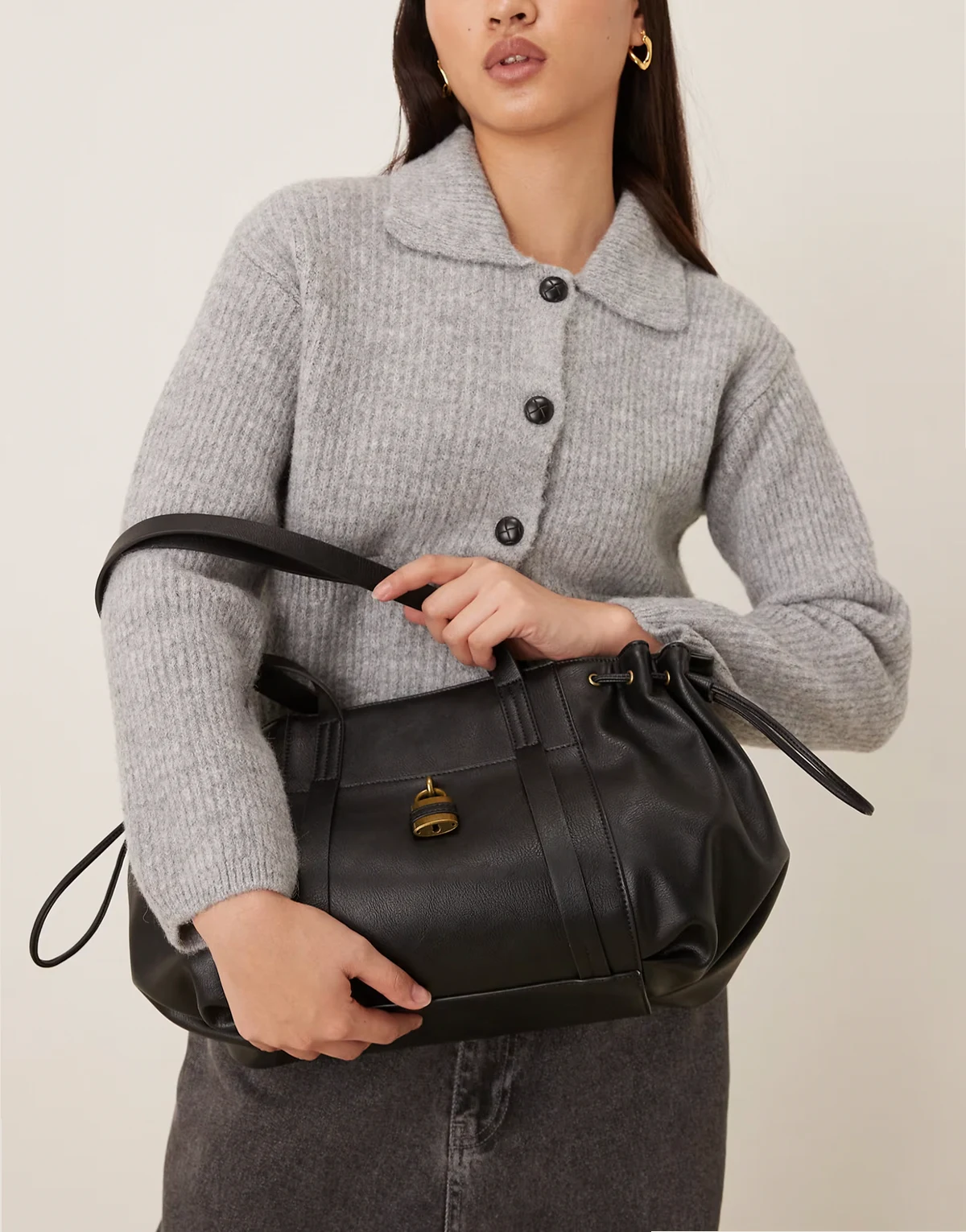 – Czarna torba na ramię z ozdobną kłódką