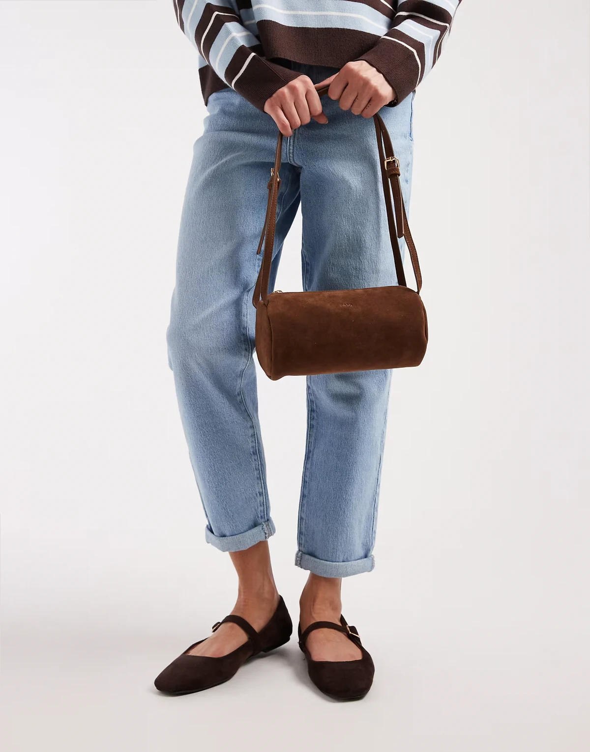 – Sporttasche aus Wildlederimitat in Dunkelbraun mit zwei Riemen