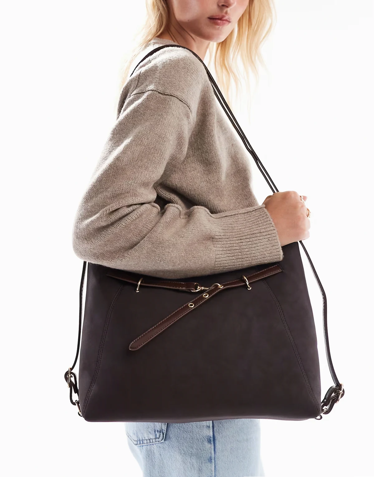 – Czekoladowobrązowa torebka na ramię z klamrą