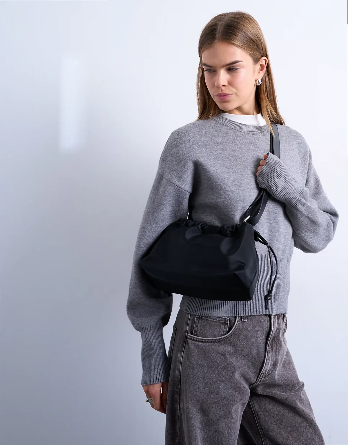 – Charlie – Czarna nylonowa torebka crossbody średniej wielkości