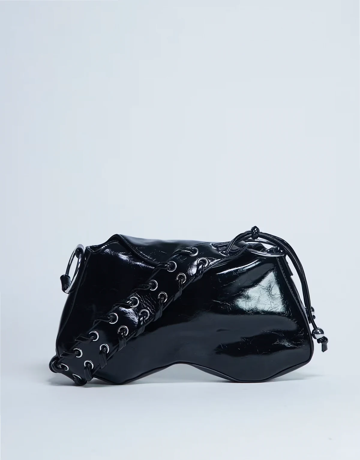 – Sarah – Czarna torebka na ramię z przeplatanym paskiem